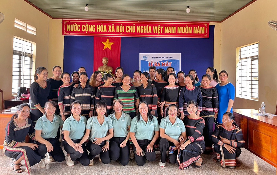 Các thành viên tham gia mô hình &quot;Làng phụ nữ kiểu mẫu&quot; tại làng Tao Klăh, xã Ia Rong, huyện Chư Pưh. Ảnh: Minh Châu