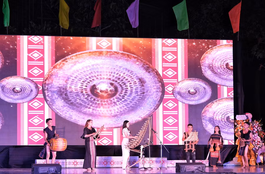 Hòa tấu nhạc cụ dân tộc chào mừng Ngày hội Du lịch. Ảnh: Hoàng Ngọc