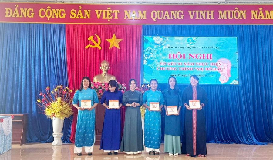 Tôn vinh những "Mẹ đỡ đầu" tiêu biểu, có nhiều đóng góp trong triển khai chương trình. Ảnh: Minh Châu Tôn vinh những "Mẹ đỡ đầu" tiêu biểu, có nhiều đóng góp trong triển khai chương trình. Ảnh: Minh Châu