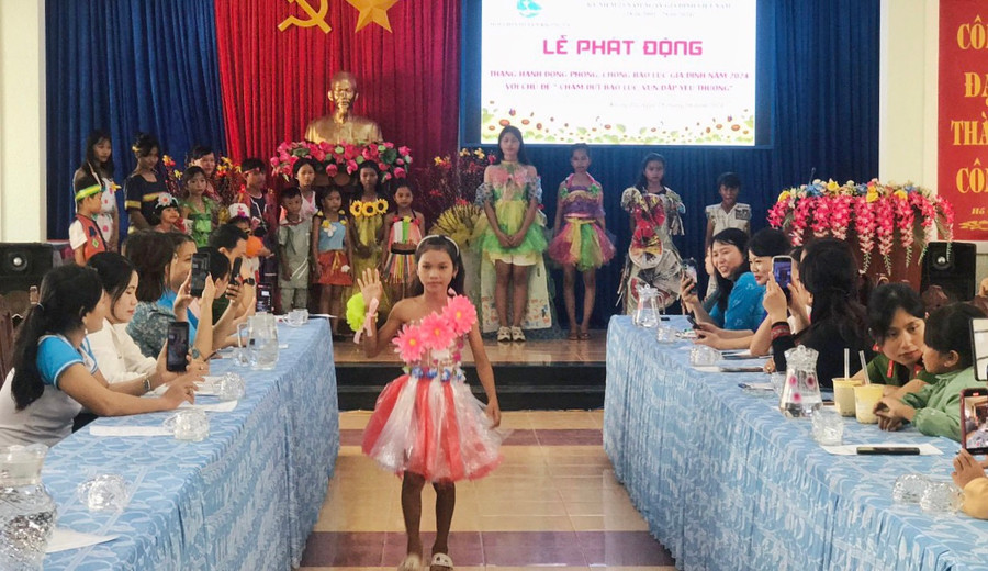 "Chấm dứt bạo lực, vun đắp yêu thương" là chủ đề Tháng hành động phòng-chống bạo lực năm 2024 do Hội LHPN huyện Krông Pa phát động. Ảnh: Minh Châu "Chấm dứt bạo lực, vun đắp yêu thương" là chủ đề Tháng hành động phòng-chống bạo lực năm 2024 do Hội LHPN huyện Krông Pa phát động. Ảnh: Minh Châu