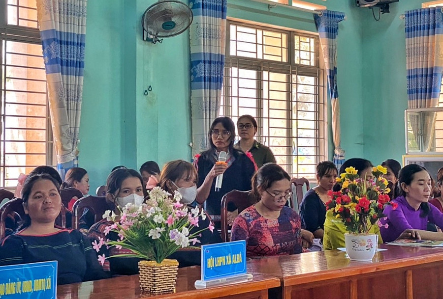 Hội viên phụ nữ đặt câu hỏi tại diễn đàn. Ảnh: Minh Châu Hội viên phụ nữ đặt câu hỏi tại diễn đàn. Ảnh: Minh Châu