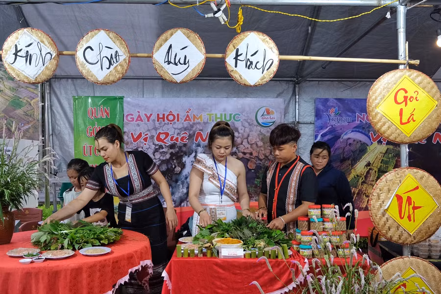 Gian hàng gỏi lá Kon Tum-món ăn nức tiếng của vùng đất Bắc Tây Nguyên. Ảnh: Hoàng Ngọc Gian hàng gỏi lá Kon Tum-món ăn nức tiếng của vùng đất Bắc Tây Nguyên. Ảnh: Hoàng Ngọc