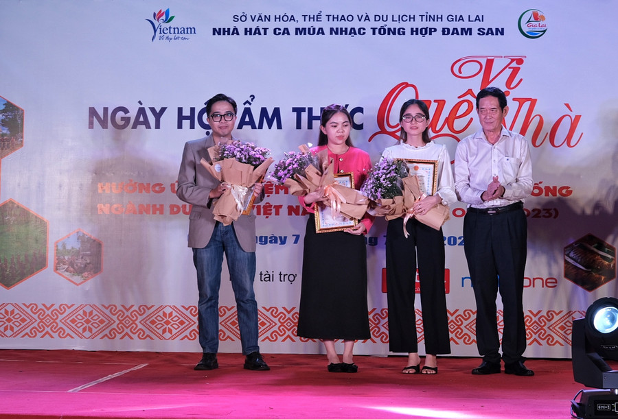 Ông Nguyễn Đức Hoàng-Phó Giám đốc Sở Văn hóa-Thể thao và Du lịch trao giải cho các thí sinh tham gia Hội thi nghiệp vụ Du lịch. Ảnh: Hoàng Ngọc