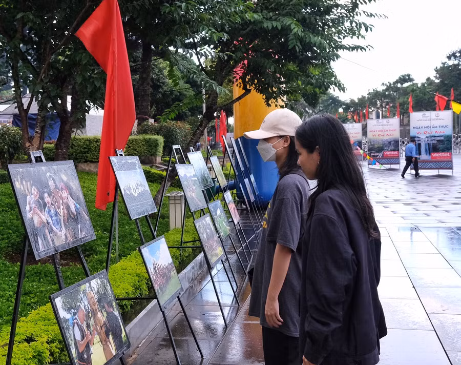 Các bạn trẻ "du lịch Gia Lai" qua ảnh. Ảnh: Hoàng Ngọc Các bạn trẻ "du lịch Gia Lai" qua ảnh. Ảnh: Hoàng Ngọc