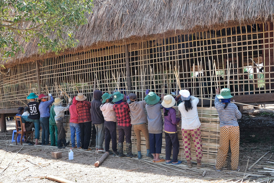 Người dân đan vách nhà bằng tre nứa Người dân đan vách nhà bằng tre nứa