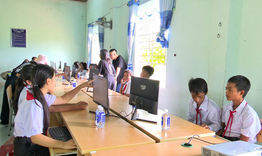 Niềm vui của học sinh khi được học tập, thực hành trên máy tính mới. Ảnh: Minh Châu Niềm vui của học sinh khi được học tập, thực hành trên máy tính mới. Ảnh: Minh Châu