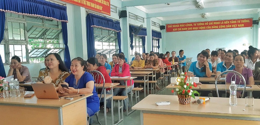 Đội ngũ cán bộ hội LHPN huyện Phú Thiện tham gia lớp tập huấn nâng cao kỹ năng ứng xử trong giao tiếp. Ảnh: Minh Châu Đội ngũ cán bộ hội LHPN huyện Phú Thiện tham gia lớp tập huấn nâng cao kỹ năng ứng xử trong giao tiếp. Ảnh: Minh Châu