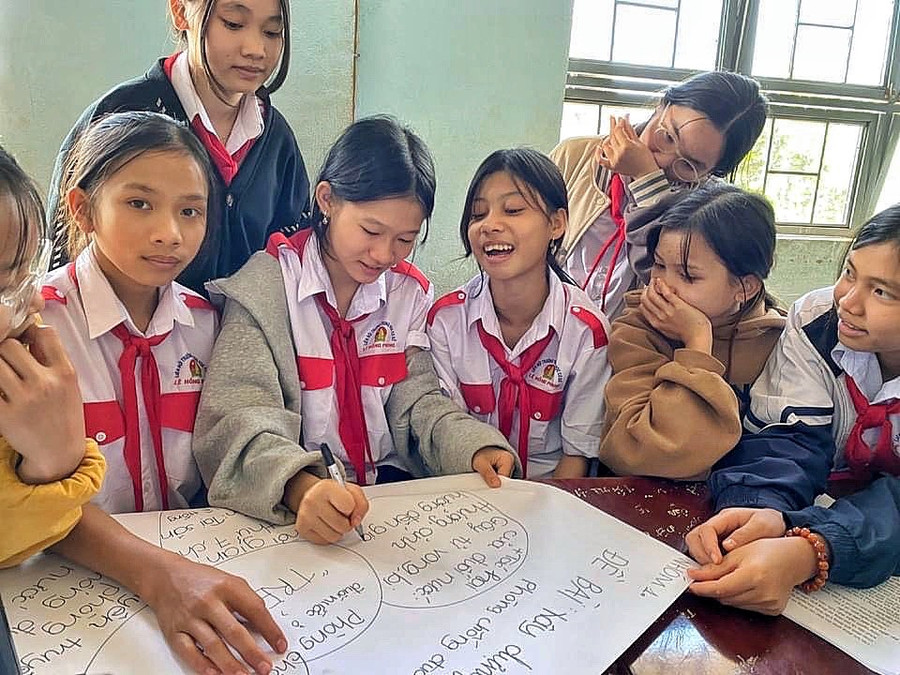 Nhiều trẻ em gái đã mạnh dạn hơn, có kỹ năng bảo vệ bản thân sau khi tham gia câu lạc "Thủ lĩnh của sự thay đổi". Ảnh: Minh Châu Nhiều trẻ em gái đã mạnh dạn hơn, có kỹ năng bảo vệ bản thân sau khi tham gia câu lạc "Thủ lĩnh của sự thay đổi". Ảnh: Minh Châu