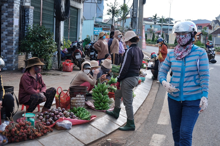 Hàng hóa được bày bán một cách dân dã nhất Hàng hóa được bày bán một cách dân dã nhất