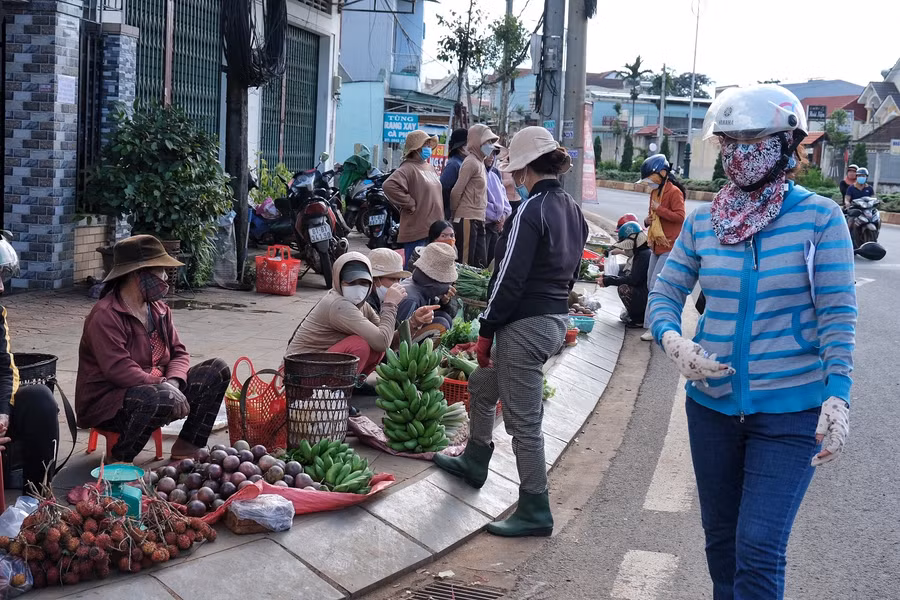 Hàng hóa được bày bán một cách dân dã nhất