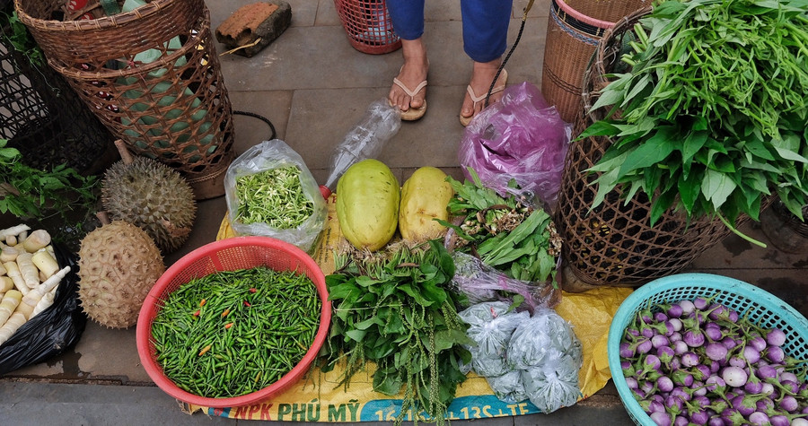 Người dân mang bán những gì có trong vườn nhà Người dân mang bán những gì có trong vườn nhà