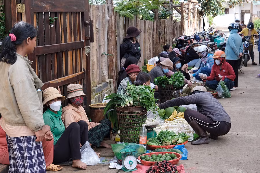 Chợ chỉ nhóm họp trong thời gian ngắn khoảng vài giò về chiều.
