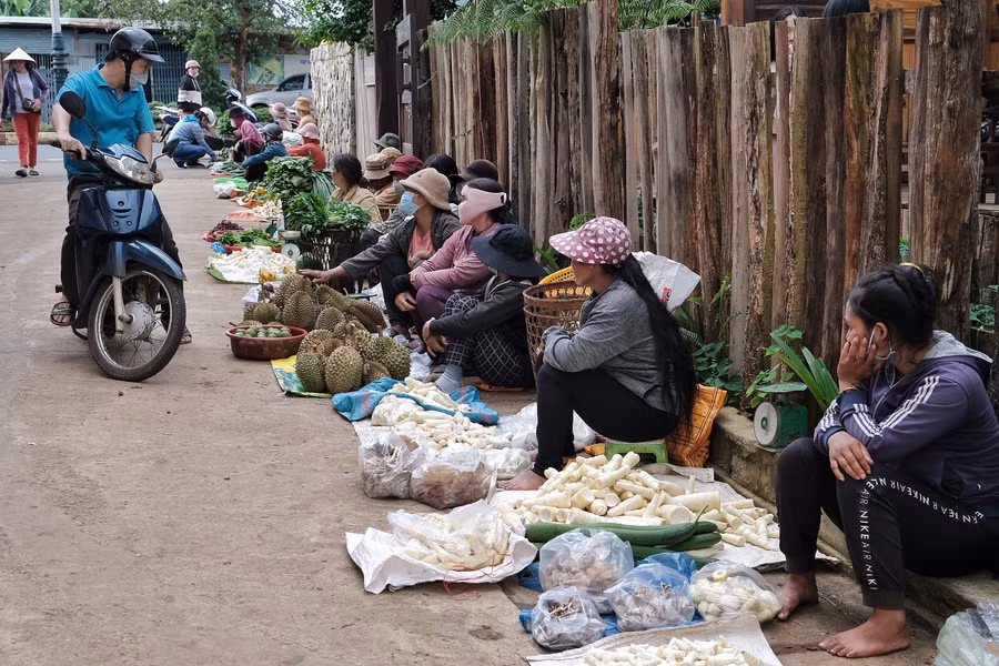 Chợ là bức tranh thu nhỏ các sản vật theo mùa