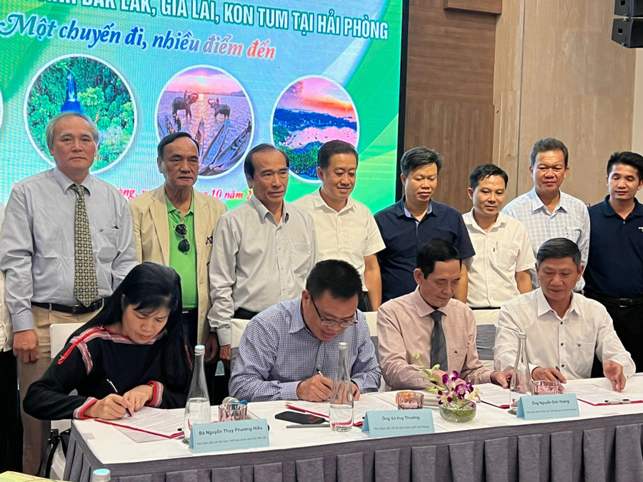 Sở Văn hóa-Thể thao và Du lịch 3 tỉnh Tây Nguyên và Sở Du lịch TP. Hải Phòng ký kết chương trình hợp tác phát triển du lịch. Ảnh: Ngọc Diệp