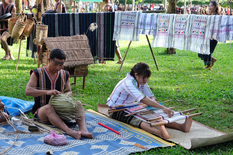 Người Mạ tỉnh Lâm Đồng mang sắc trắng đặc trưng trong trang phục truyền thống. Ảnh: Hoàng Ngọc Người Mạ tỉnh Lâm Đồng mang sắc trắng đặc trưng trong trang phục truyền thống. Ảnh: Hoàng Ngọc