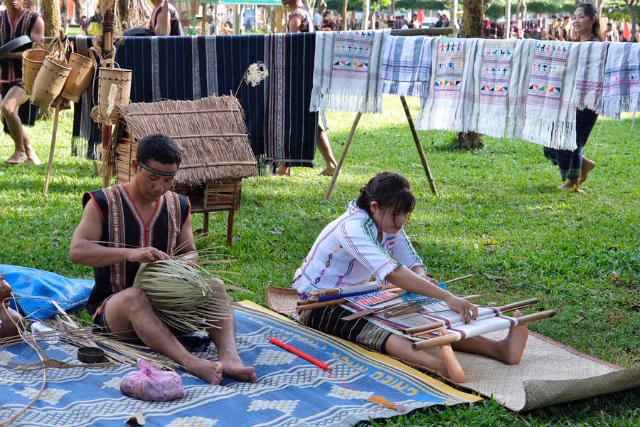 Người Mạ tỉnh Lâm Đồng mang sắc trắng đặc trưng trong trang phục truyền thống. Ảnh: Hoàng Ngọc