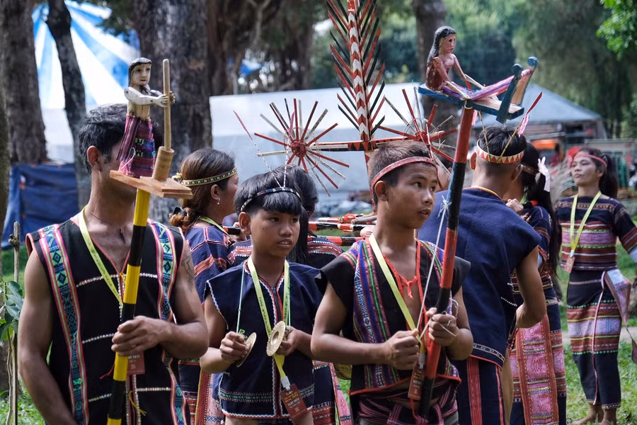 Các đoàn còn mang đến lễ hội các loại hình rối giật cùng nhiều hiện vật dân tộc học. Ảnh: Hoàng Ngọc