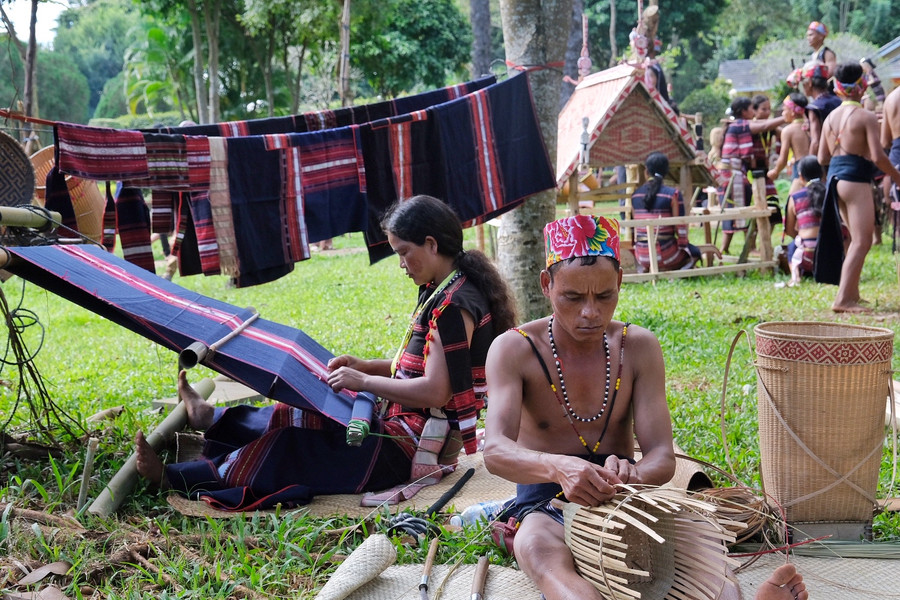 Không gian sinh hoạt văn hóa của đoàn nghệ nhân Bahnar, huyện Kông Chro, tỉnh Gia Lai. Ảnh: Hoàng Ngọc Không gian sinh hoạt văn hóa của đoàn nghệ nhân Bahnar, huyện Kông Chro, tỉnh Gia Lai. Ảnh: Hoàng Ngọc