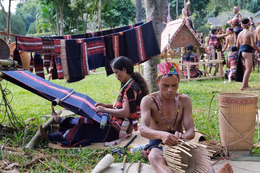 Không gian sinh hoạt văn hóa của đoàn nghệ nhân Bahnar, huyện Kông Chro, tỉnh Gia Lai. Ảnh: Hoàng Ngọc