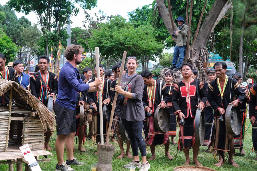 Du khách nước ngoài ngải triệm văn hóa bản địa tại Festival văn hóa cồng chiêng Gia Lai năm 2023. Ảnh: Hoàng Ngọc Du khách nước ngoài ngải triệm văn hóa bản địa tại Festival văn hóa cồng chiêng Gia Lai năm 2023. Ảnh: Hoàng Ngọc