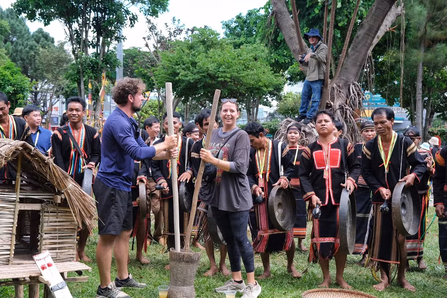 Du khách nước ngoài ngải triệm văn hóa bản địa tại Festival văn hóa cồng chiêng Gia Lai năm 2023. Ảnh: Hoàng Ngọc