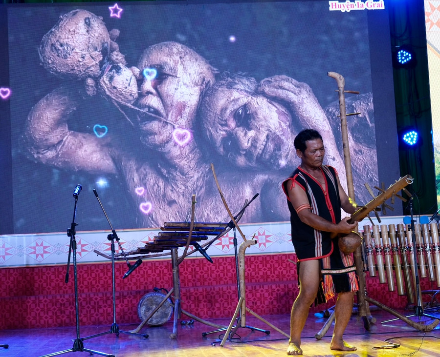 Nghệ nhân Siu Thanh-đoàn Ia Grai độc tấu đàn goong &quot;Tỏ tình đêm trăng&quot;. Ảnh: Hoàng Ngọc