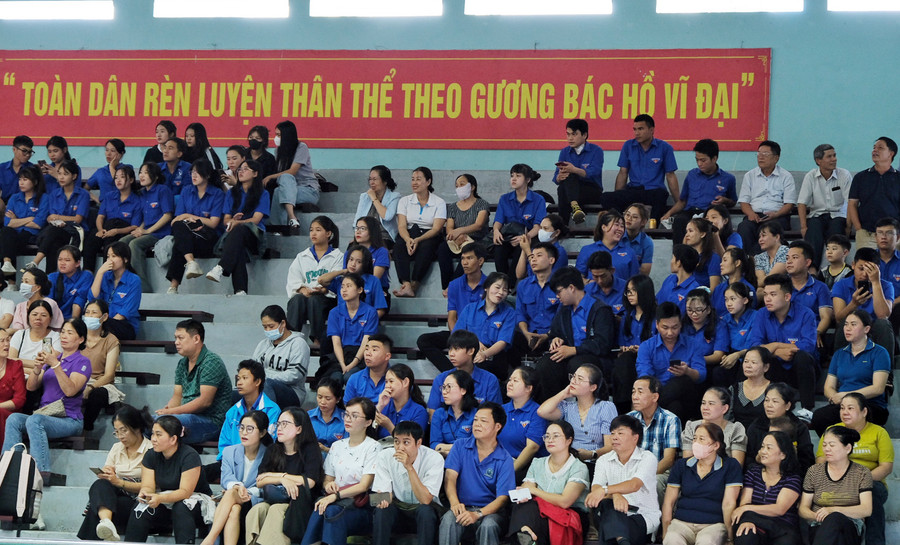 Lễ kỷ niệm Ngày quốc tế yoga lần thứ 10 thu hút đông đảo người dân, thanh thiếu niên tham gia, cổ vũ. Ảnh: HOÀNG NGỌC