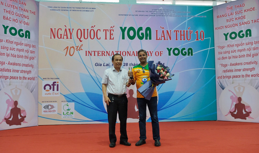 Ông Đỗ Lê Nam-Phó giám đốc Sở Ngoại vụ Gia Lai tặng hoa cho ông Pankaj Kumar-Tổng lãnh sự Ấn Độ tại TP. Hồ Chí Minh tại lễ kỷ niệm Ngày Quốc tế yoga lần thứ 10. Ảnh HOÀNG NGỌC
