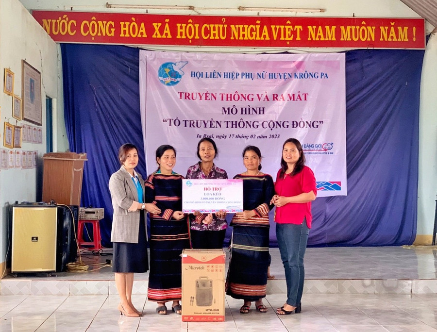 Hội LHPN huyện Krông Pa tặng bộ loa di động cho "Tổ truyền thông cộng đồng" buôn Chư Tê. Ảnh: Minh Châu Hội LHPN huyện Krông Pa tặng bộ loa di động cho "Tổ truyền thông cộng đồng" buôn Chư Tê. Ảnh: Minh Châu