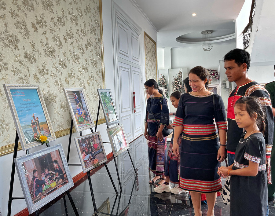 Hội LHPN tỉnh trưng bày các tác phẩm tham gia cuộc thi "Khoảnh khắc gia đình hạnh phúc" nhân kỷ niệm Ngày gia đình Việt Nam năm 2022. Ảnh: Minh Châu Hội LHPN tỉnh trưng bày các tác phẩm tham gia cuộc thi "Khoảnh khắc gia đình hạnh phúc" nhân kỷ niệm Ngày gia đình Việt Nam năm 2022. Ảnh: Minh Châu