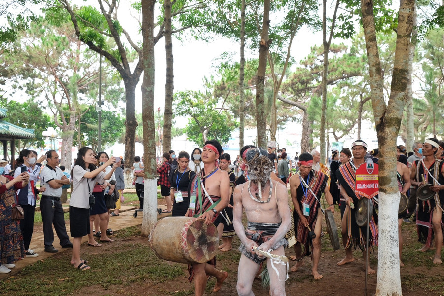 Đoàn nghệ nhân huyện Mang Yang là 1 trong 3 đơn vị đạt giải đoàn có hoạt động đặc sắc tại Ngày hội. Ảnh: Hoàng Ngọc Đoàn nghệ nhân huyện Mang Yang là 1 trong 3 đơn vị đạt giải đoàn có hoạt động đặc sắc tại Ngày hội. Ảnh: Hoàng Ngọc