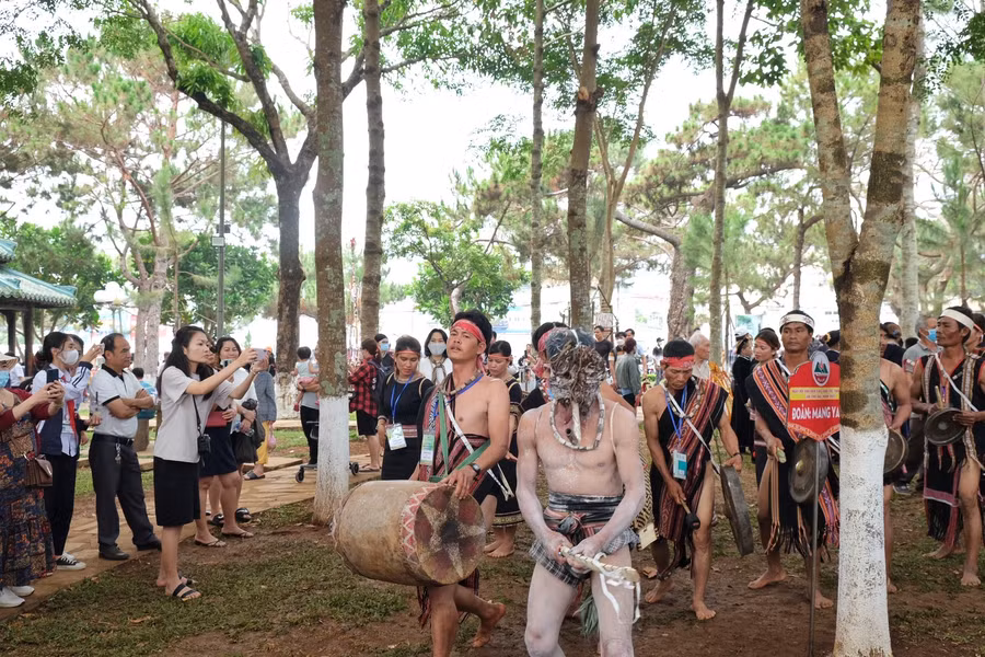 Đoàn nghệ nhân huyện Mang Yang là 1 trong 3 đơn vị đạt giải đoàn có hoạt động đặc sắc tại Ngày hội. Ảnh: Hoàng Ngọc