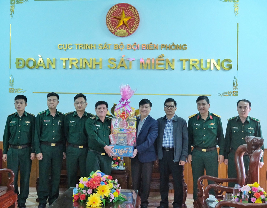 Đoàn công tác thăm, chúc tết cán bộ, chiến sĩ Đoàn Trinh sát miền Trung. Ảnh: Minh Châu Đoàn công tác thăm, chúc tết cán bộ, chiến sĩ Đoàn Trinh sát miền Trung. Ảnh: Minh Châu
