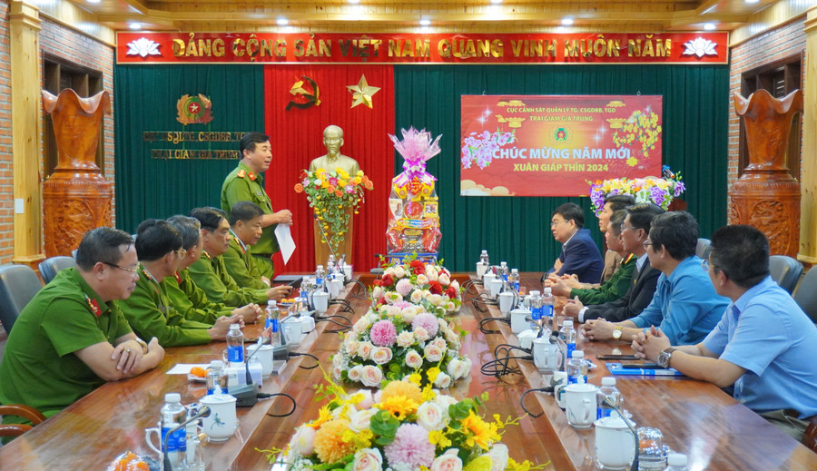 Lãnh đạo Trại giam Gia Trung báo cáo tình hình công tác, đảm bảo an ninh, an toàn tại Trại giam trước, trong và sau Tết. Ảnh: Minh Châu Lãnh đạo Trại giam Gia Trung báo cáo tình hình công tác, đảm bảo an ninh, an toàn tại Trại giam trước, trong và sau Tết. Ảnh: Minh Châu