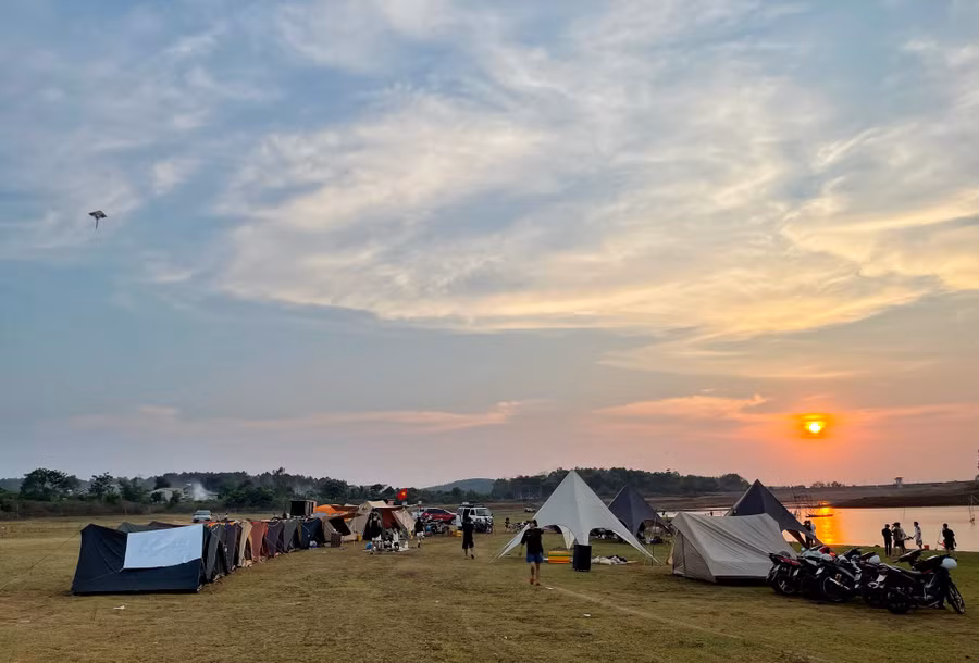 Khu camping dưới ánh hoàng hôn. Ảnh: Minh Châu Khu camping dưới ánh hoàng hôn. Ảnh: Minh Châu