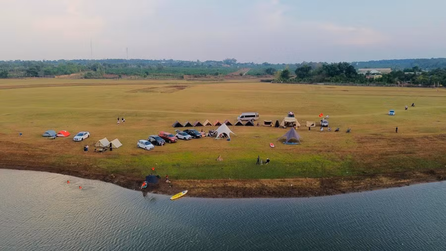 Một điểm cắm trại tại bãi bồi thuộc hồ B-khu vực Biển Hồ. Ảnh: Nguyễn Vũ Nhân