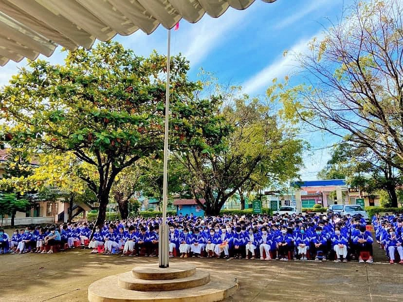 Giờ sinh hoạt dưới cờ của học sinh Trường THPT Huỳnh Thúc Kháng. Ảnh: Hoàng Nguyên