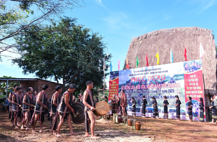 Phục dựng lễ mừng lúa mới của người Bahnar làng Đak Mong. Ảnh: Hoàng Ngọc Phục dựng lễ mừng lúa mới của người Bahnar làng Đak Mong. Ảnh: Hoàng Ngọc