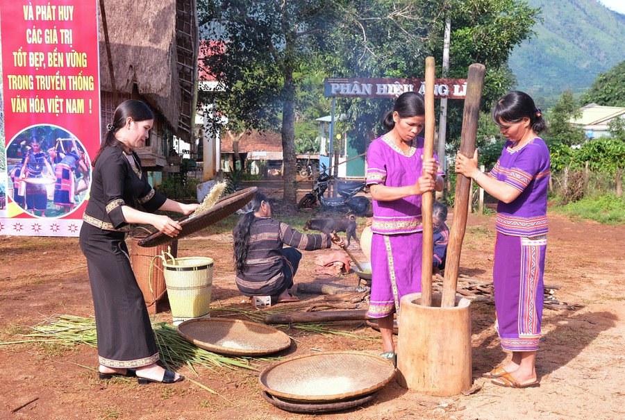 Mỗi người một tay chuẩn bị cho lễ hội: người rang lúa, giã cốm, sàng sảy gạo Mỗi người một tay chuẩn bị cho lễ hội: người rang lúa, giã cốm, sàng sảy gạo