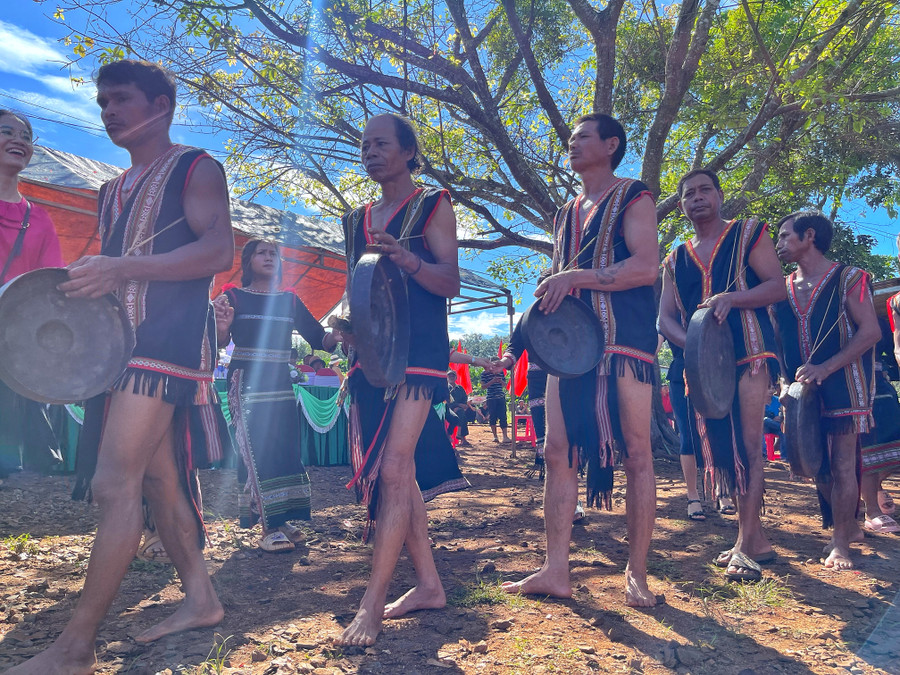 Chiêng trống âm vang trong lễ ăn lúa mới Chiêng trống âm vang trong lễ ăn lúa mới