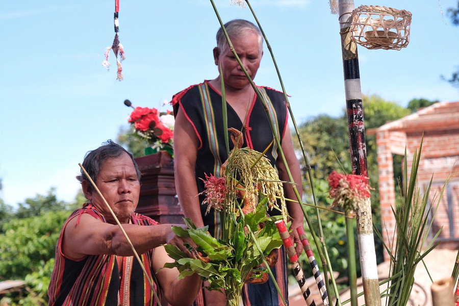 Nghi lễ tạ ơn mẹ Lúa và và các vị thần thiên nhiên. Ảnh: Hoàng Ngọc Nghi lễ tạ ơn mẹ Lúa và và các vị thần thiên nhiên. Ảnh: Hoàng Ngọc