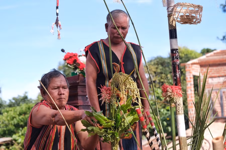 Nghi lễ tạ ơn mẹ Lúa và và các vị thần thiên nhiên. Ảnh: Hoàng Ngọc