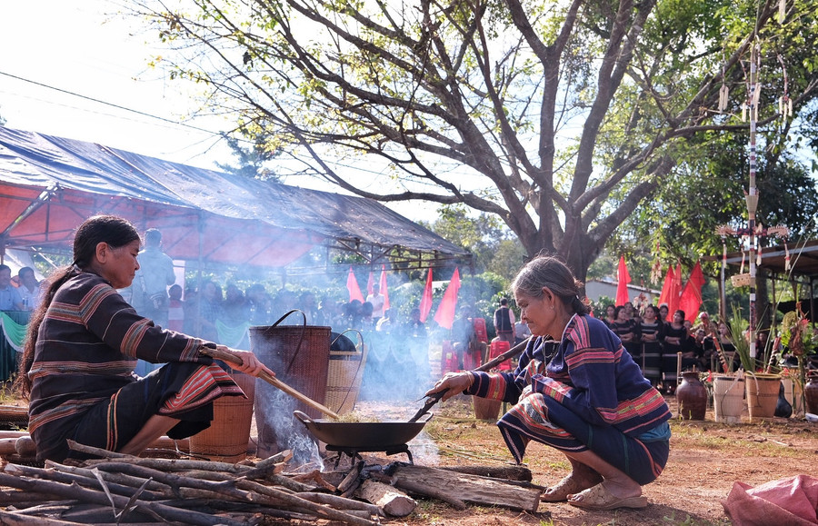 Rang cốm mới để dâng lên thần linh. Ảnh: Hoàng Ngọc Rang cốm mới để dâng lên thần linh. Ảnh: Hoàng Ngọc