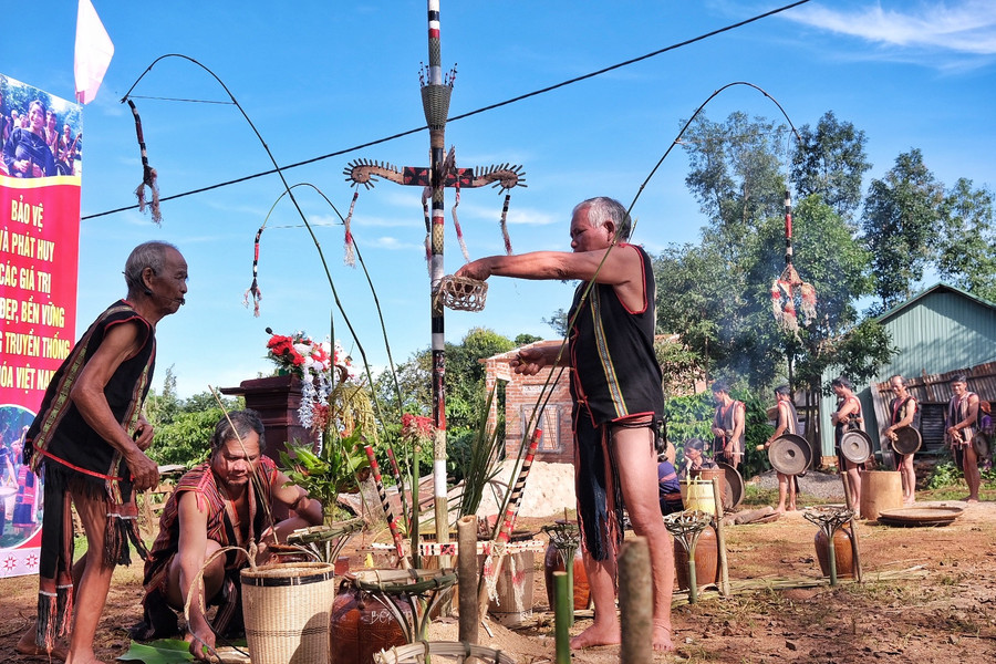 Các nghi thức được hội đồng già làng chuẩn bị chu đáo Các nghi thức được hội đồng già làng chuẩn bị chu đáo