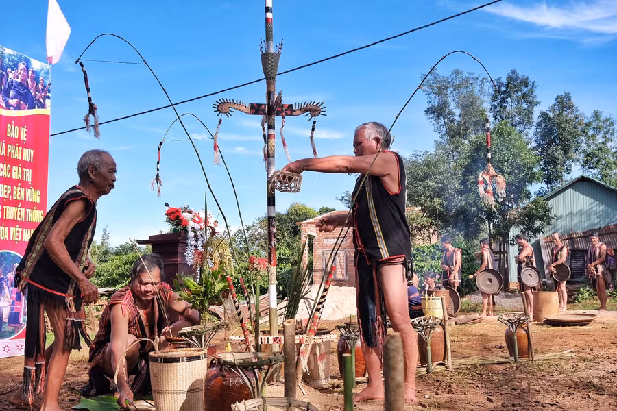 Các nghi thức được hội đồng già làng chuẩn bị chu đáo