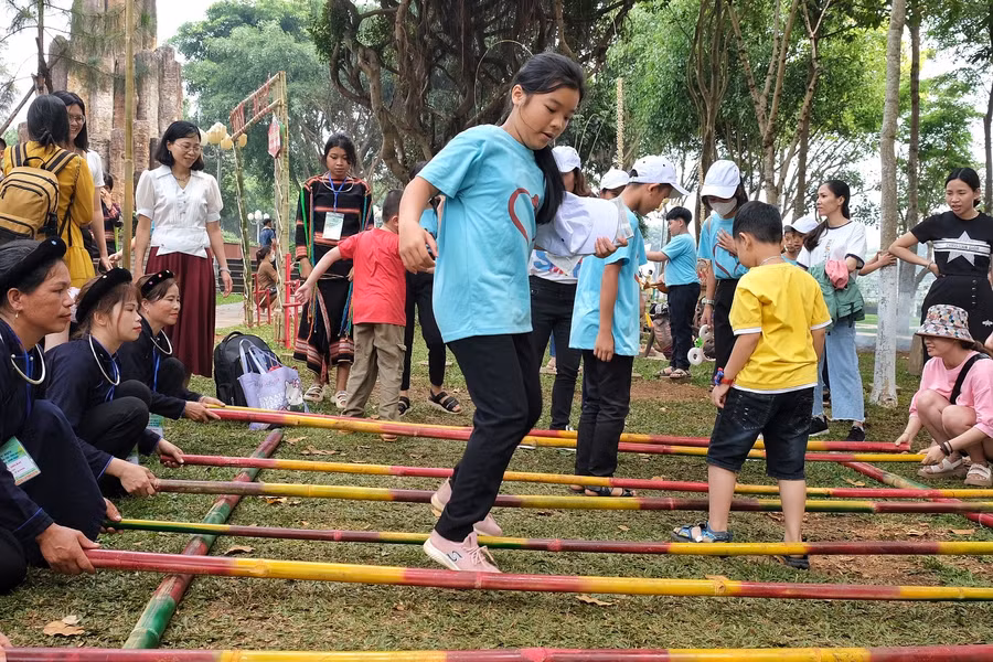 Tham gia trò chơi truyền thống của các dân tộc Tây Bắc. Ảnh: Hoàng Ngọc
