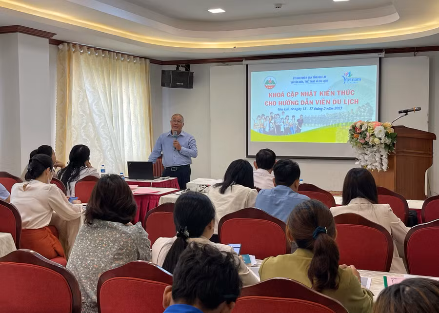 Quang cảnh khóa cập nhật kiến thức cho hướng dẫn viên du lịch. Ảnh: Hoàng Ngọc