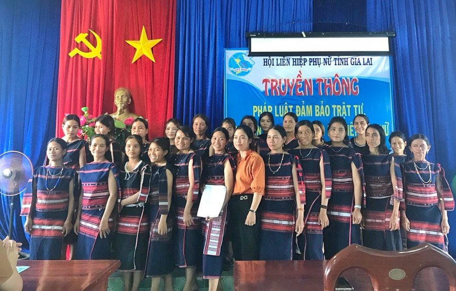 Ra mắt câu lạc bộ “Phụ nữ với an toàn giao thông” tại xã Ya Ma, huyện Kông Chro. Ảnh: Minh Châu