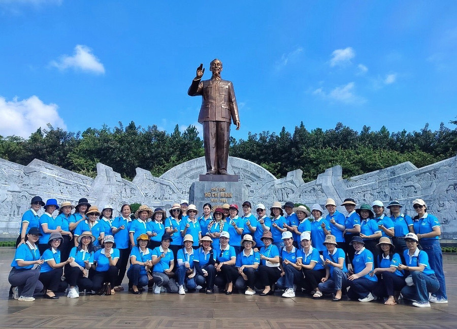 Cán bộ, hội viên phụ nữ thị xã An Khê trước Tượng đài bác Hồ với các dân tộc Tây Nguyên tại Quảng trường Đại Đoàn Kết, TP. Pleiku, tỉnh Gia Lai. Ảnh: Minh Châu