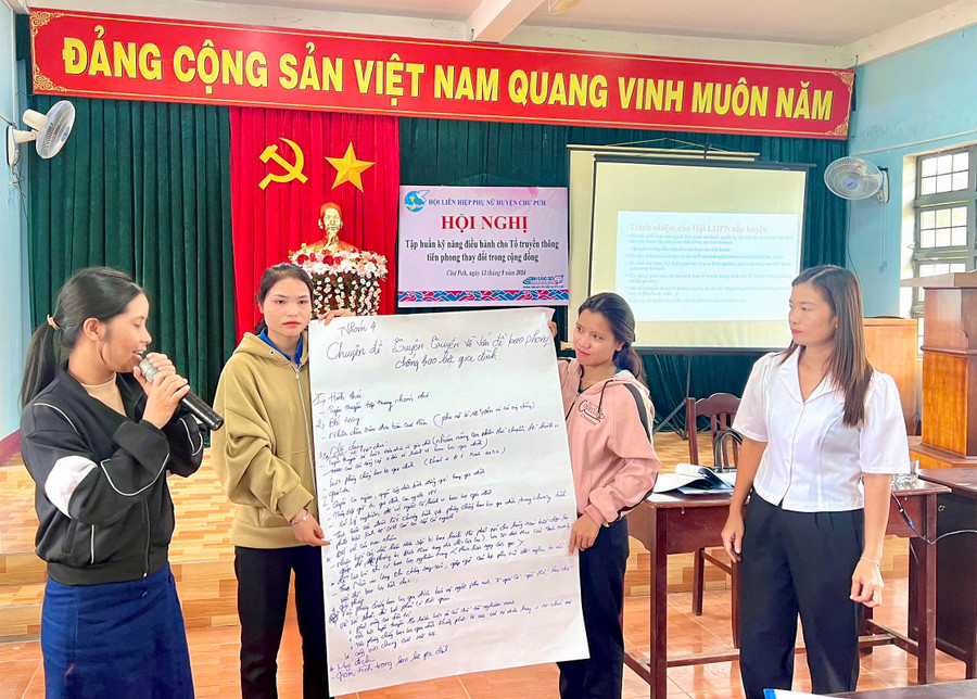 Các thành viên Tổ truyền thông cộng đồng tham gia thuyết trình, thảo luận nhóm để nâng cao kỹ năng, phương pháp tuyên truyền vận động. Ảnh: Minh Châu Các thành viên Tổ truyền thông cộng đồng tham gia thuyết trình, thảo luận nhóm để nâng cao kỹ năng, phương pháp tuyên truyền vận động. Ảnh: Minh Châu